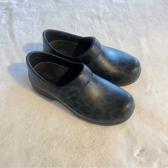 CROCS women Black Leopard Slippers - Picture 1 of 9